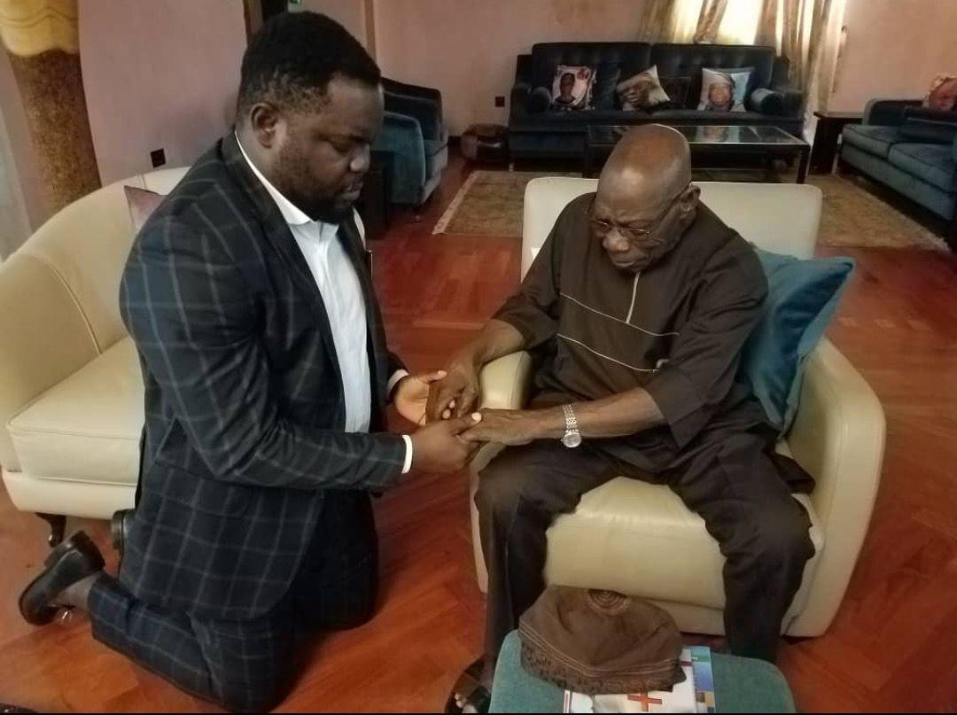 2023: Trending photo of Accord Party presidential candidate kneeling before Obasanjo for prayers